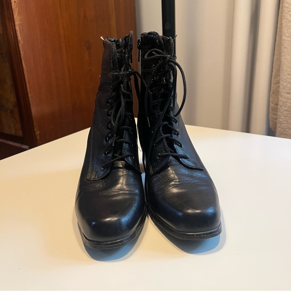 Women's size 8-8.5 Canadian made vintage Leather lace up heeled Ankle Boots - Picture 2 of 8